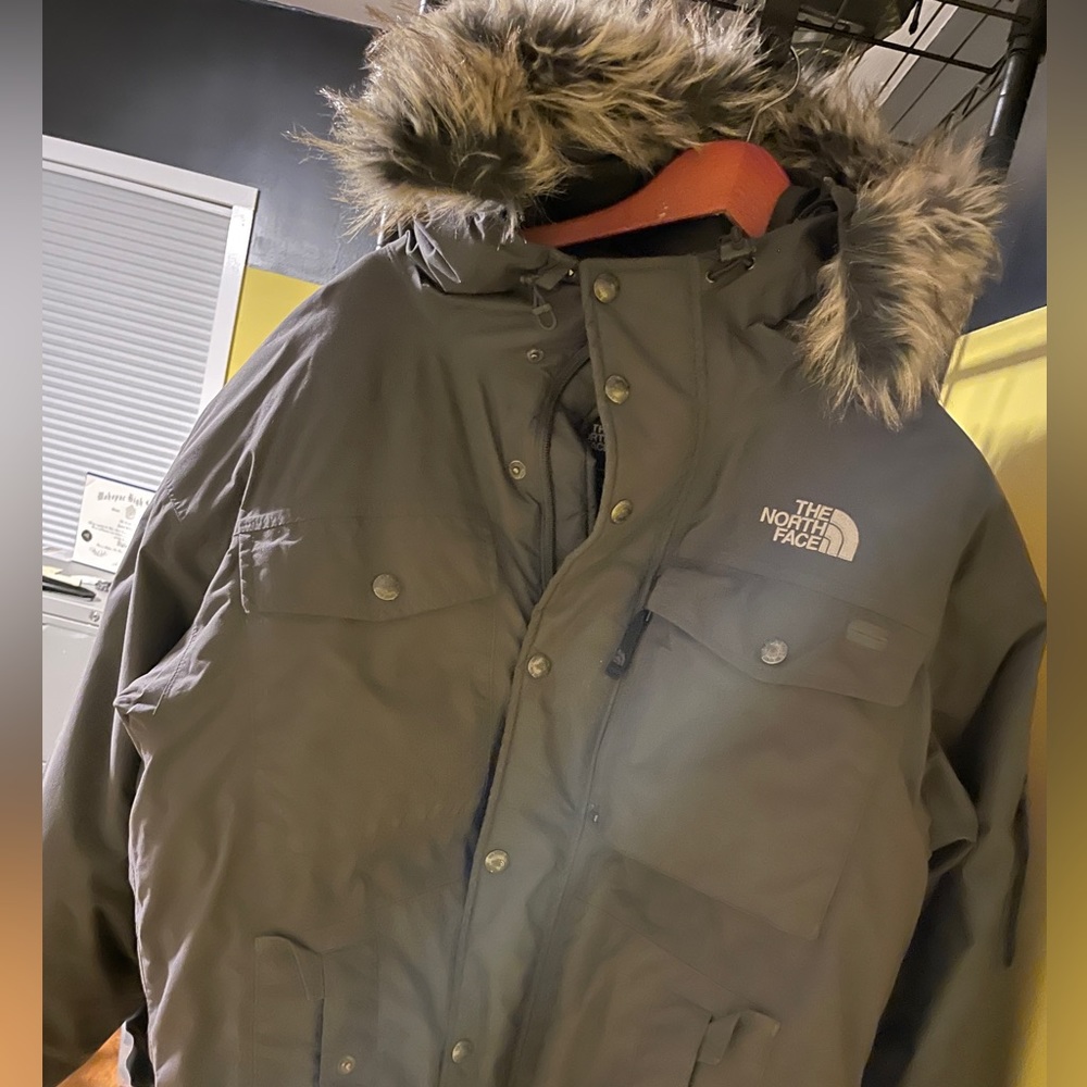 Men’s north face medium puffer jacket with fur
